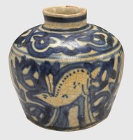 Auktion 375<br>antikes chinesisches Blau-Wei&szlig;-Porzellanvase mit einem Hirschmotiv  (eher Hase?) aus der sp&auml;ten Ming-Dynastie (Swatow-Ware, um 1600), H-8 cm, kl. Glasurabplatzer am Rand