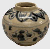 Auktion 375<br>blau-wei&szlig; bemaltes kleines Tongef&auml;&szlig; (ein sogenanntes Jarlet), das stilistisch in das 15. bis 16. Jahrhundert aus Vietnam (Annam) oder dem chinesischen Raum der Ming-Dynastie datiert.  H-6 cm, D-7,5 cm