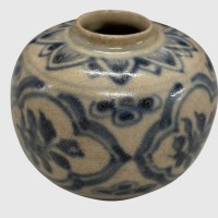 Auktion 375<br>blau-wei&szlig; bemaltes kleines Tongef&auml;&szlig; (ein sogenanntes Jarlet), das stilistisch in das 15. bis 16. Jahrhundert aus Vietnam (Annam) oder dem chinesischen Raum der Ming-Dynastie datiert.H-5,5 cm, D-6,5 cm