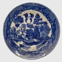 Auktion 375<br>Puppenteller, China Blaumalerei, verso deutsche Beschriftung "10 Jahre", ??D-10 cm