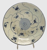 Auktion 375<br>kl. runder China Teller mit Blaumalerei , Rand mit kl. Abplatzer, D-17 cm