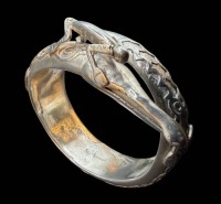 Auktion 375<br>Joyce Spiro Sterling Silber 925   Modernistischer Armreif; Figur reitet auf einer Seeschlange.D-8 cm, B-ca. 3,5 cm, 106,41 gr