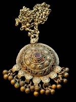Auktion 375<br>altes Ethno-Halsband mit gr. Anh&auml;nger, Kuchi, Nomadenstamm aus Afghanistan, Metall mit Farbsteinen, einige fehlen, L-ca. 70 cm, Anh&auml;nger mit Schellen ca.  7,5 cm, D-5 cm, Metall,