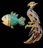 Auktion 375<br>2x emaill. Broschen mit Strass, Fisch, L-ca. 4 cm und Paradiesvogel H-6 cm, Double, guter Zustand