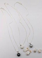Auktion 375<br>Konvolut Perlschmuck, 2 Paare Ohrstrecker mit  Barockperlen, 3 Ketten mit Modeschmuckperlen