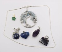 Auktion 375<br>6x div. Anh&auml;nger, untersch. Steine, anbei 1x versilb. Kette