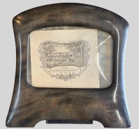 Auktion 375<br>Tisch-Bilderrahmen aus Horn mit Ex-Libris von 1911, 21x21 cm, gew&ouml;lbte Glasscheibe