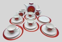 Auktion 375<br>Kaffeeservice der Serie &bdquo;Budapest&ldquo; von Melitta mit einem markanten rot-orangen Stern- oder Bl&uuml;tenmuster aus den 1960er Jahren F&Uuml;R 6 Pers., 1 asse fehlt, Milchk&auml;nnchen doppelt, eine U.T. mit Chip