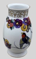 Auktion 375<br>Vase mit Vogel und bunten Bl&uuml;ten "Sch&ouml;nwald" Handmalerei, H-19 cm