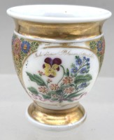 Auktion 375<br>Biedermeier-Tasse mit Blumenmalerei und Goldstaffage, sign. "B.S. a Paris" und mit Vergissmeinnicht-Spruch, Gold partienweise berieben
