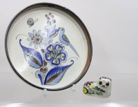 Auktion 375<br>handbemalten Keramikteller und eine kleine Katze im mexikanischen Tonal&aacute;-Stil, wohl Ken Edwards El Palomar, Teller D-23,5cm Katze H-5cm