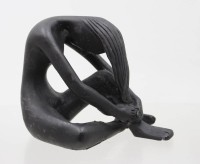Auktion 375<br>dekorative, abstrakte Skulptur einer hockender weibl. Akt, Kunstharz, ca. H-12,5cm