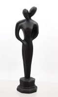 Auktion 375<br>stilisierte schwarze Skulptur eines verliebt umschlungenen Paares, Kunstharz, ca. H-28cm