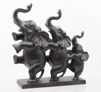 Auktion 375<br>Deko-Skulptur, drei verspielt tanzende Elefanten, Kunstharz, ca. H-23,5cm B-19,5cm