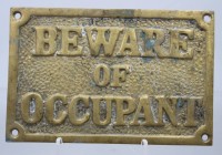 Auktion 375<br>altes Messing-Schild "BEWARE OF OCCUPANT", wohl 40er Jahre, ca. 11,5 x 18,5cm