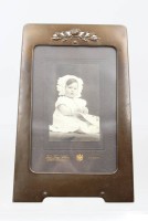 Auktion 375<br>Tischbilderrahmen um 1900, wohl Messing bronziert, verso Signatur?, RG 20,5 x 13,5cm, Foto16,5 x 11cm