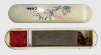 Auktion 375<br>chines. Petschaft in  Kunststoff-Schachtel, wohl "Peter"?, Speckstein, L-Kasten 11 cm