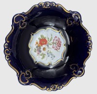 Auktion 375<br>Prunkschale, Kobaltrand, mittig Blumenbouquet "Cluj-Napolca" handgemalt, H-6 cm, D-25 cm, Romania