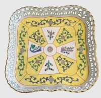 Auktion 375<br>eckige Schale handbemalt im Dekor &bdquo;Yellow Dynasty&ldquo; ( &bdquo;Siang Jaune&ldquo;, K&uuml;rzel SJ) der ungarischen Manufaktur "Herend" mit Durchbruchrand, H-3,3 cm, 18x18 cm