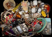 Auktion 375<br>Karton voll Modeschmuck