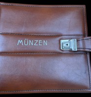 Auktion 375<br>M&uuml;nzalbum braun mit einem Blatt vollerKlein- M&uuml;nzen, hpts. Kaiserreich ab ca. 1870 bis 3.Reich, auch viele Mark-M&uuml;nzen aus Silber etc., nicht gepr&uuml;ft oder sortiert