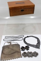 Auktion 375<br>Kasten mit div. &auml;lteren Schmuck sowie 1x Kettentasche, Kasten ca. H-9cm B-23cm T-15cm