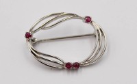 Auktion 375<br>925er Silber-Brosche, kl. Rubine, wohl Moser &amp;Pfeil, 2,4gr., 3 x 2cm