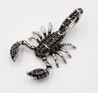 Auktion 375<br>gr. fig&uuml;rl. Silber-Anh&auml;nger, Skorpion, wohl Onyxbesatz, 12,9gr., L-5cm