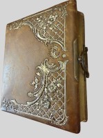 Auktion 375<br>sehr gut erhaltenes Fotoalbum um 1890 voller Fotos aus der Zeit, gepr&auml;gter Ledereinband, Goldschnitt