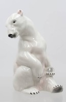 Auktion 375<br>Eisb&auml;r, Lippesldorf, Unterglasurfarben, ca. H-15,5cm
