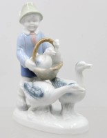 Auktion 375<br>Gerold Figur, Junge mit G&auml;nsen und Korb, ca. H-17,5cm