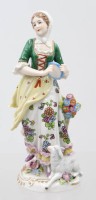Auktion 375<br>Figur, Sch&auml;ferin mit Tamburin und Lamm, Sitzendorf, bemalt, leider 2x am Kleid uns 1x an Blumen bestossen, ca. H-19cm
