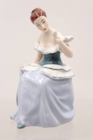 Auktion 375<br>sitzenden Rokoko-Dame mit einem Spiegel, Royal Dux Bohemia, Modell-Nr. 239, H-14,8cm