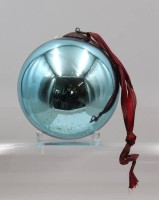 Auktion 375<br>t&uuml;rkisfarbene, mundgeblasene Christbaumkugel, ca. D-14,5cm