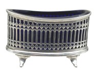 Auktion 375<br>kl. Silber-925- Gew&uuml;rzsch&auml;lchen mit blauen Glaseinsatz, England, 33 gr. ohne Glas,H-4 cm, 7x4 cm