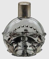 Auktion 375<br>kl. Parfumflasche mit massiver Silbermontur, ungedeutete Punzen auf Deckel und Boden, 8x6 cm
