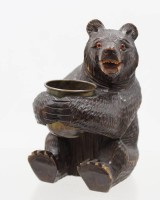 Auktion 375<br>sitzender B&auml;r um 1900, wohl Brienzer Holzschnitzerei, Alters-u. Gebrauchsspuren, ca. H-15,5cm