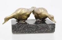 Auktion 375<br>2x G&auml;nze-Figuren auf Stein, wohl Teil einer Schale o.&auml;., G&auml;nse wohl Messing, G&auml;nse ca. H-3,5cm L-9cm