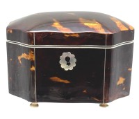 Auktion 375<br>Schildpatt Teedose, innen mit Deckel und mit Schl&uuml;ssel, um 1830, gut erhalten, H-8 cm, 12x8 cm