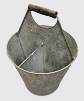 Auktion 375<br>verzinkter Eimer, viergeteilt, Holzgriff, H-ca. 38 cm