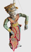 Auktion 375<br>Marionettenfigur, Burma, Ende 19./Anfang 20. Jahrhundert, Kleid bestickt und mit Pailletten, H-ca. 70 cm, bespielt