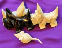 Auktion 375<br>4x kl. Magnet-Tiere, 3x Hunde, 1x Maus, 50-er Jahre, Hunde  L-3 cm