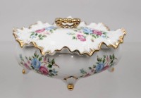 Auktion 375<br>Zierdose, &auml;lter, florales Dekor, ungemarkt, ca. H-8cm B-16cm T-12cm