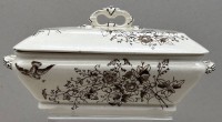 Auktion 375<br>antike, cremefarbene Gem&uuml;seterrine aus Steingut mit Deckel und braunem Transferdruck-Blumen- und Vogelmuster im &Auml;sthetizismus-Stil aus dem 19. Jahrhundert, H-13 cm, 29x17 cm, Ecke Deckel Unterseite mit Chip