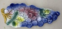 Auktion 375<br>Majolika Schale mit Traubendekor, 28x11,5 cm