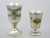 Auktion 375<br>2x div. Kelchgl&auml;ser, sogen. Bauernsilber, Emaillemalerei, um 1900, ca. H-16 u. 12,5cm