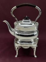 Auktion 375<br>Sammlungsaufl&ouml;sung, antike Schwenkkanne mit Rechaud und Brenner, um 1900, Carrington &amp; Co London, Versilberung erneuert, ca. H-34cm