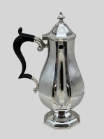 Auktion 375<br>Sammlungsaufl&ouml;sung, Schokoladenne im Art-D&eacute;co-Stil, seitl. Holzgriff, versilbert, gemarkt, England, ca. H-19,5cm, Versilberung erneuert