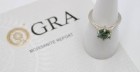 Auktion 375<br>925er Moissanite-Ring, ca. 2 Karat, 3gr., RG 55, anbei GRA-Zertifikat