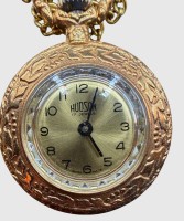 Auktion 375<br>mechan. Damenumh&auml;ngeuhr an langer Double-Kette "Hudson" 17 Rubis, Werk l&auml;uft, Swiss made, verso Blumen
